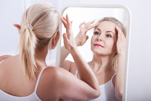 A nő életkorral összefüggő változásokat észlelt az arc bőrén
